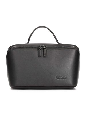 Borsa cosmetica in pelle nera con design strutturato, chiusura a zip, doppio tirante della zip e manico corto. Presenta un logo embossato sul davanti.