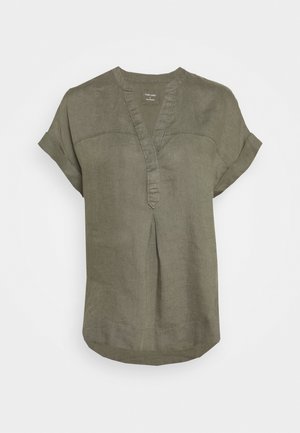 Blusa de lino verde oliva de manga corta con abertura en pico y corte holgado, con detalles sutiles de costuras en el pecho.