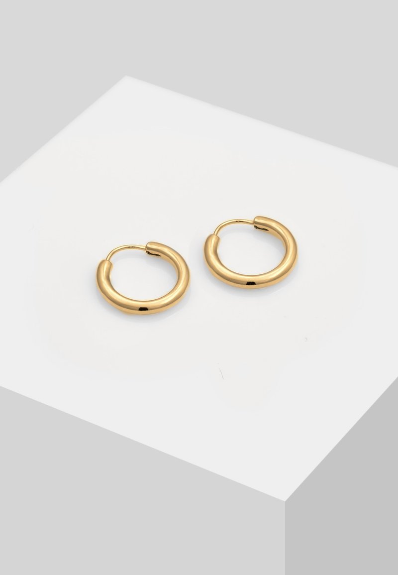 Guldfarvede hoops øreringe, rund design, glat overflade, metalmateriale, med en lille åbning til lukning.