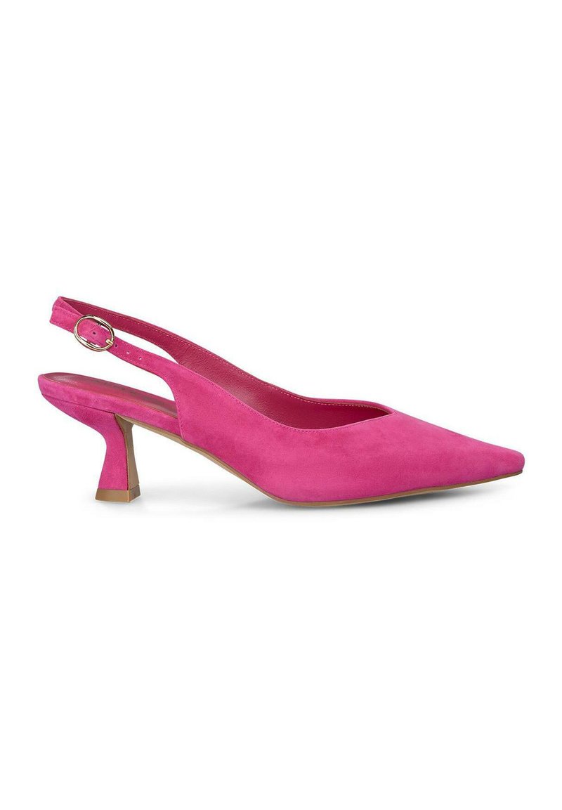 Mocassin rose en suède avec un orteil pointu, un talon moyen étroit et une boucle en ton doré sur la lanière réglable. Texture lisse.