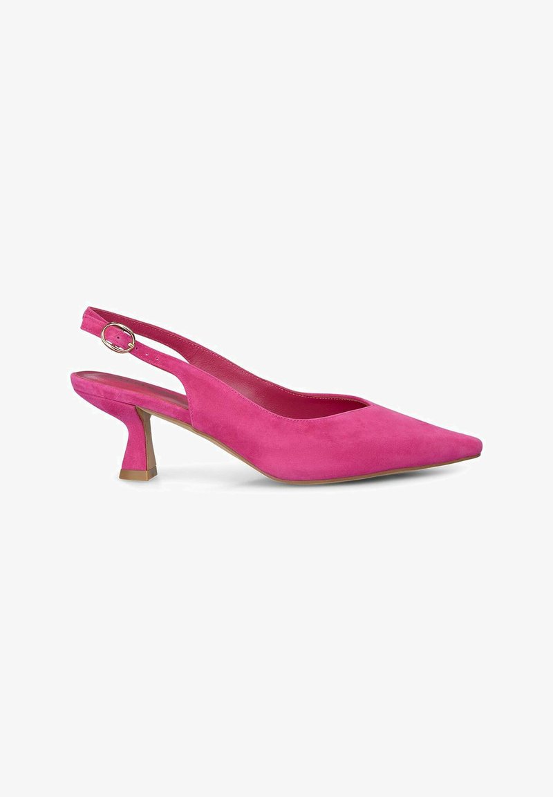 Różowe zamszowe szpilki slingback z ostrą noskiem, wąskim średnim obcasem oraz złotym zapięciem na regulowanym pasku. Gładka faktura.
