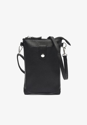 Čierna kožená crossbody taška s jemnou textúrou, so zipsovým uzáverom, prednou klapkou so zámkom a nastaviteľným popruhom. Kompaktný obdĺžnikový dizajn.