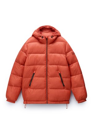 Padded bunda v jasně červené barvě s kapucí, obsahující přední zip, dvě černé kapsy na zip a elastické manžety s šňůrkou na lemu.