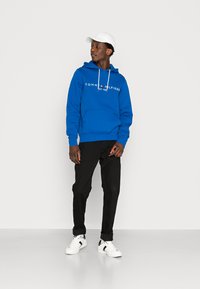 Tommy Hilfiger LOGO HOODY - Sweatshirt com capuz - greek isle blue