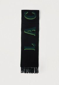 Cachecol preto com letras verdes em destaque e bordas com franjas. Feito de material macio, apresenta um design simples mas marcante.