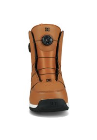 Brauner Snowboardstiefel mit einer glatten Kunstleder-Oberfläche, ausgestattet mit einem runden Drehknopf zum Anziehen, schwarzen Akzenten und einer strukturierten Sohle.