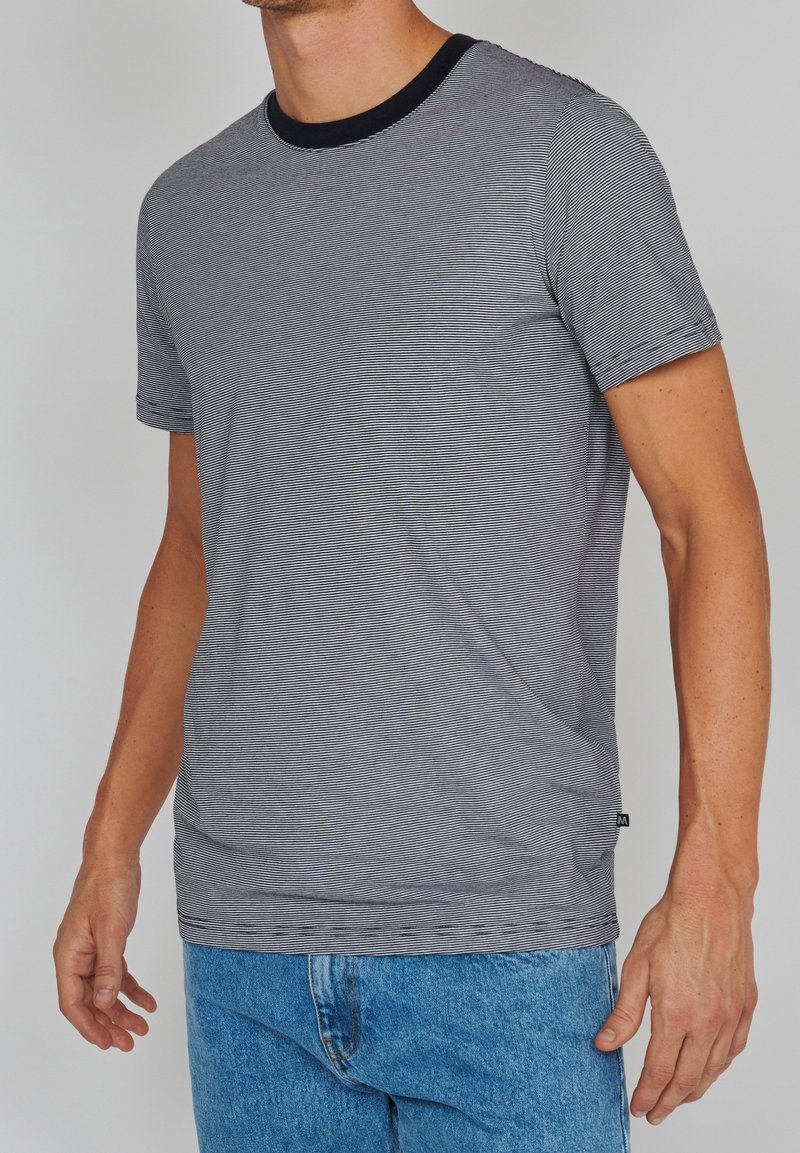 Grau gestreiftes T-Shirt mit schwarzem Rundhalsausschnitt, kurzen Ärmeln und lockerer Passform. Leicht strukturierter Stoff mit geradem Saum.