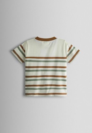 Kortærmet t-shirt i creme med grønne og brune vandrette striber. Har en kontrasterende brun ribkant. Bomuldsstof, afslappet pasform.
