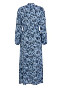 Blommönstrad långärmad klänning i ljusblått och marinblått, med åtsittande midja, rund halsringning och svängande kjol.