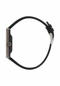 Montre avec un bracelet en silicone noir et un boîtier en métal rectangulaire, dotée d'un bouton central et d'un fermoir en métal argenté pour le réglage.