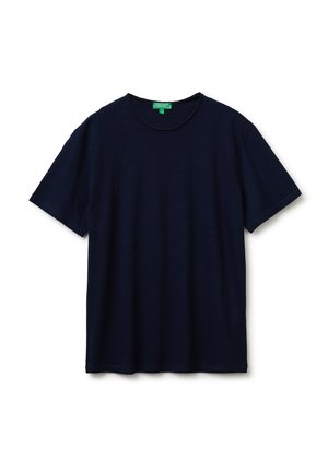 Effen donker marineblauw T-shirt met korte mouwen en ronde hals, getoond op een witte achtergrond met een groen label aan de binnenkant van de kraag.