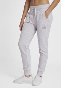 Ljusgrå sweatpants i mjuk bomullsblandning med elastisk midja, dragsko, sidofickor och liten logotypdetalj på låret.