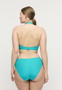 Turkusowy prążkowany zestaw bikini z topem na szyję i majtkami z wysokim stanem, zaprojektowany z gładką fakturą i regulowanym zapięciem z tyłu.