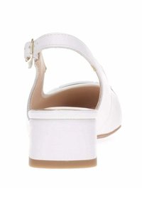 Sandalias blancas con tacón cerrado, correa de tobillo ajustable y un tacón bajo en bloque. Textura suave con diseño minimalista y plantilla color crema.