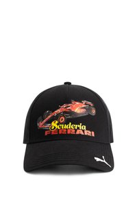 Czarna czapka z graficznym motywem czerwonego samochodu wyścigowego Ferrari i napisem "Scuderia FERRARI" w kolorach żółtym i czerwonym. Zawiera logo Pumy z boku.