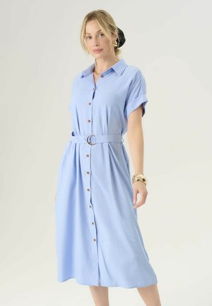 Helles blaues Hemdkleid mit kurzen Ärmeln, Knopfleiste vorne und einer runden Gürtelschnalle. Aus einem glatten Stoff gefertigt, mit lockerem Schnitt und knielangem Saum.