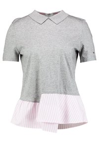 Top grigio a maniche corte con collo; presenta un orlo peplum a strati in rosa e bianco a righe; tessuto liscio e dalla texture.