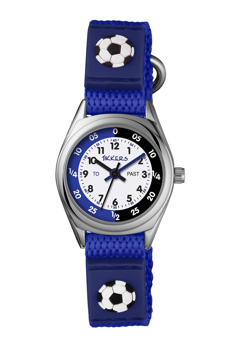 Orologio analogico con cassa silver, quadrante bianco, dettagli blu, cinturino intrecciato blu con design a palla da soccer. Contrassegnato con numeri per le ore e i minuti.