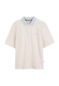 Polo beige clair avec de fines rayures jaunes, manches courtes et un col bleu clair. Il présente trois boutons et un petit logo brodé.