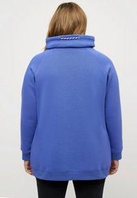 Ulla Popken MIT STEHKRAGEN RAGLANFORM LANGE ÄRMEL  - Felpa - dark blue