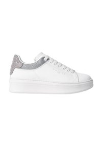 Sneaker bianca con tomaia in pelle liscia, suola intermedia bianca rialzata e un accento scintillante argento sul tallone. Caratterizzata da un design con lacci e logo.