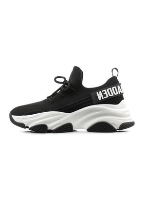 Scarpa sportiva nera con tomaia testurizzata, suola intermedia bianca e suola esterna in gomma nera. Caratterizzata da lacci elastici e un’etichetta sul tallone con logo.
