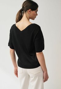 Next V-NECK GEM - Printtipaita - black