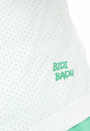 Witte geperforeerde stof met turquoise stiksels en de tekst "BIDI BADU" gedrukt in turquoise aan de rechteronderzijde.