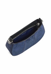 Sac à main en daim bleu avec une finition en cuir lisse, fermeture éclair et doublure intérieure douce. Forme légèrement courbée avec des coutures visibles.