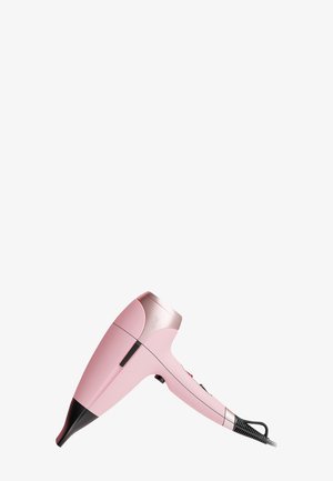 Pink hårtørrer med sort dyse og ledning, slankt design, let vinklet mod højre på en lys baggrund.