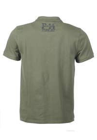 Oliwkowa koszulka polo z krótkim rękawem, z delikatnym kołnierzykiem i wyhaftowanym tekstem "F-14 Tomcat" w granatowym kolorze na plecach.