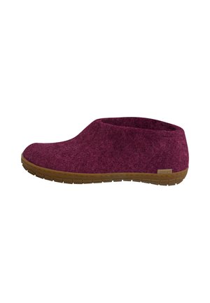 Insteekpantoffel met bordeaux vilten bovenzijde en bruine rubberen zool, ontworpen voor comfort binnen en licht buitengebruik.