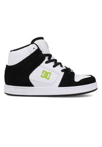 Zwart-witte hoge sneakers gemaakt van leer en suede, met een groen logo op de zijkant, vetersluiting en een gewatteerde kraag.