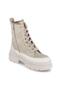 Beżowe zamszowe botki do kostki z białą gumową podeszwą, z przodem na sznurówki, bocznym zamkiem błyskawicznym i teksturowymi akcentami.