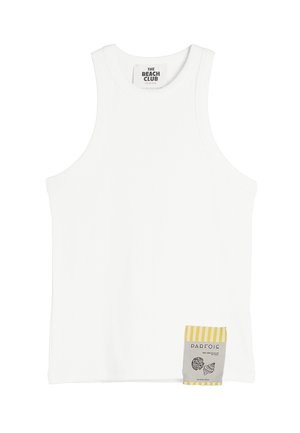Biała bawełniana tank top bez rękawów o prążkowanej fakturze. Posiada małą metkę z paskowanym wzorem w żółtym i szarym kolorze w lewym dolnym rogu.