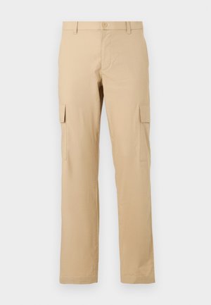 Pantalons cargo beiges en coton avec une coupe droite, dotés de poches latérales et d'une fermeture à bouton à la taille. Texture lisse, sans motifs.