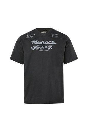 Schwarzes kurzärmeliges T-Shirt mit der Stickerei "Monaco Racing" auf der Vorderseite sowie den Aufnähern "21" und "ST" in der Nähe des Halsausschnitts.