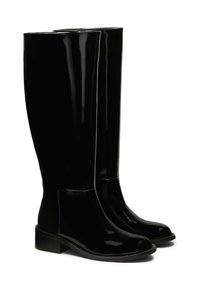 Bottes noires en cuir verni, arrivant au genou, avec une finition lisse et brillante, un bout rond et un petit talon carré. Agrémentées de détails de couture subtils.