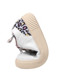 Sneaker en cuir blanc avec semelle en caoutchouc, accent en tissu à imprimé léopard coloré, intérieur rembourré et système de laçage à l'avant et sur le côté.