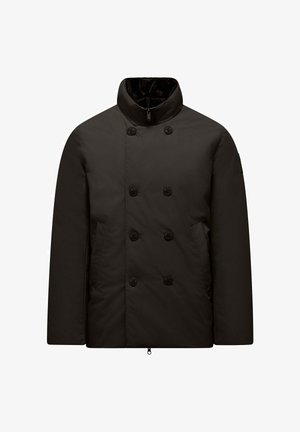 Czarny podwójnie zapinany płaszcz wykonany z gładkiego materiału, z wysokim kołnierzem, dużymi guzikami, bocznymi kieszeniami i zamkiem błyskawicznym u dołu.