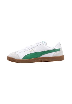 Zapatilla blanca con acentos verdes, punta en gamuza texturizada y suela de goma. Presenta un diseño deportivo y un sistema de cordones con el logotipo de la marca.