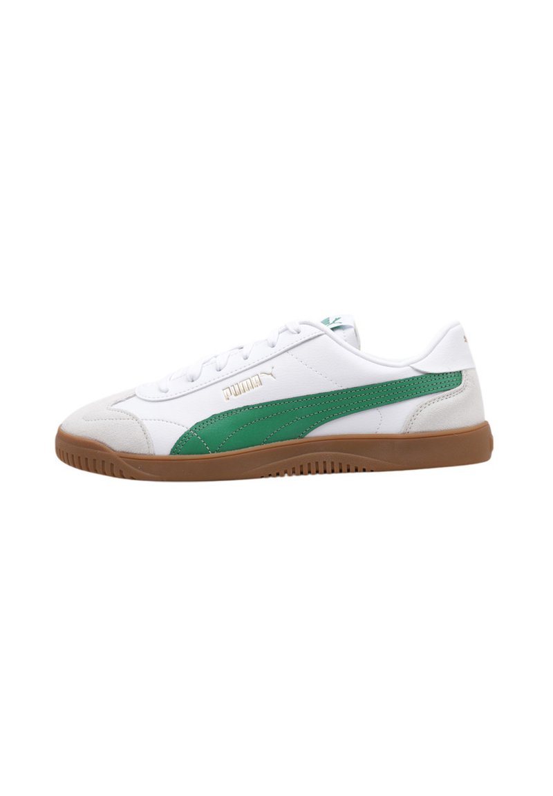 Zapatilla blanca con acentos verdes, punta en gamuza texturizada y suela de goma. Presenta un diseño deportivo y un sistema de cordones con el logotipo de la marca.