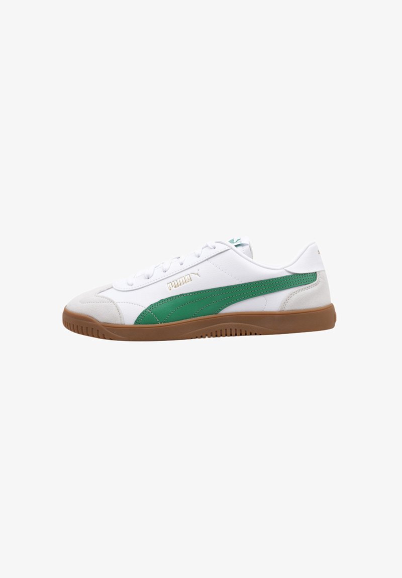 Zapatilla blanca con acentos verdes, punta en gamuza texturizada y suela de goma. Presenta un diseño deportivo y un sistema de cordones con el logotipo de la marca.