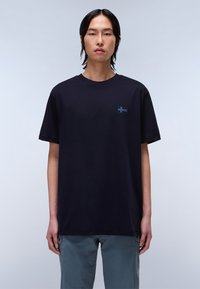 Tricou din bumbac bleumarin cu mâneci scurte, având un mic design de steag rectangular albastru pe pieptul stâng. Croială lejeră.