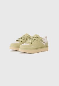 Groene suède sneakers met een gestructureerde bovenkant, voorzien van mesh-panelen, dikke rubberen zolen en stevige veters voor extra ondersteuning.