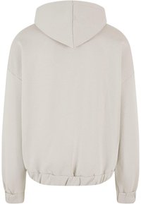 Hellgrauer Hoodie mit Kordelzugkapuze, gerippten Bündchen und Saum, aus weichem Baumwollmaterial mit relaxed Fit.