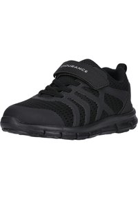Zapatillas deportivas negras con parte superior de malla, que cuentan con una correa de gancho y bucle y una suela de goma texturizada, diseñadas para ofrecer comodidad y transpirabilidad.