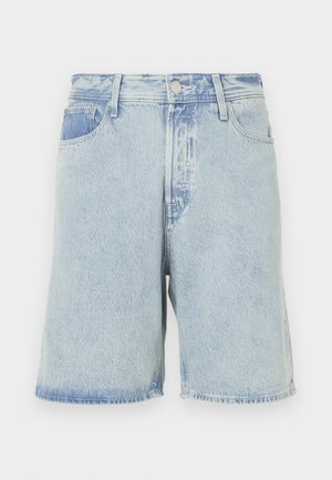 Pantalones cortos de mezclilla de color azul claro con un ajuste holgado, que presentan un diseño de cinco bolsillos, cierre frontal con botón y bordes deshilachados.