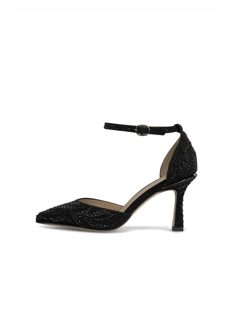 Décolleté nera in suede con tacco alto, punta affusolata, cinturino alla caviglia e dettagli di perline sulla parte superiore. Presenta un tacco sottile e un design testurizzato.