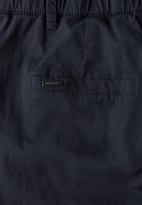 Mjölnarblå tygshorts med en slät yta, som har resårmidja och en liten, rektangulär ficka med metallaccent.